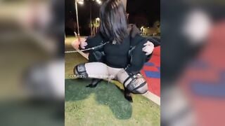 Dắt con chó cái có cu đi ra công viên đi đái
