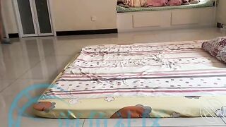 Thấy cả nhà đi vắng nên a trai nứng cặc lôi bé e họ xinh đẹp tự kí ra hấp diêm