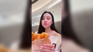 Oshiximiya bú cu sục cặc bạn trai public trong nhà hàng trung tâm thương mại