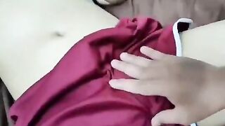 E họ đg nằm bấm điện thoại thì a trai vào phòng móc lồn chảy nc r đút cu vào lồn địt