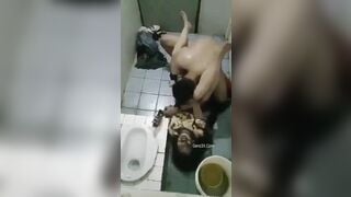 Đi Hát Dụ Con Bạn Thân Uống Say Rồi Vào WC Chơi