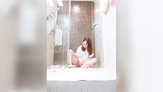 Em gái thủ dâm với bàn chải trong nhà tắm