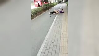 Địt nhau giữa đường cho người lạ xem nứng là trỗ nào cũng địt