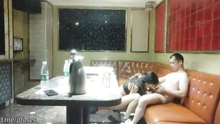 Đặt cam quay lén bú cu địt nhau mạnh bạo cùng e nhân viên Karaoke xinh đẹp