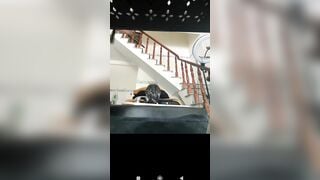 Vừa gội đầu cho khách vừa banh lồn thủ dâm bằng toy dâm đãng kích thích