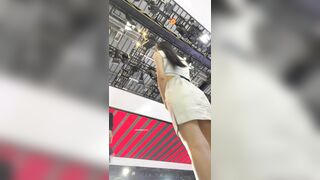 quay lén dưới váy máy em PGA trong sự kiện ra mắt xe - phần 6