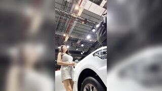 quay lén dưới váy máy em PGA trong sự kiện ra mắt xe - phần 19