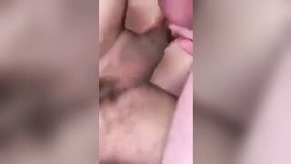 Chồng với con kế cùng 1 lúc đút cặc vào lồn