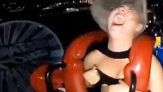 Lộ ngực khi chơi ở công viên giải trí P5