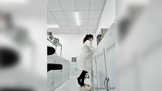 Bệnh nhân thì đợi y tá thì ở trong phòng thủ dâm như thế thì hỏng rồi