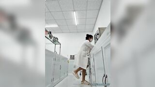 Bệnh nhân thì đợi y tá thì ở trong phòng thủ dâm như thế thì hỏng rồi