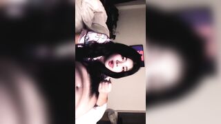 E ny xinh bú cu sướng quá bắn tinh liên tục trước mặt e và b của e đg ở trg phòng