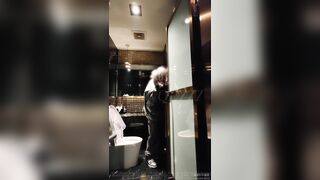 Đi Karaoke rồi cùng với thằng b địt threesome e nhânviên xinhđẹp từ nvs đến phòng hát