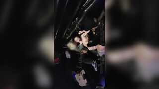 Đi Karaoke rồi cùng với thằng b địt threesome e nhânviên xinhđẹp từ nvs đến phòng hát