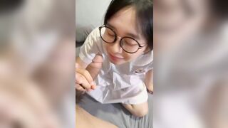 bé loli xin xăn ngại ngùng trước con cặc của anh