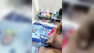 Bí quá, Nhìn Con bạn Thay quần Áo Rồi Sục Cu bị nó Phát hiện chửi xong cho lút cánđịt