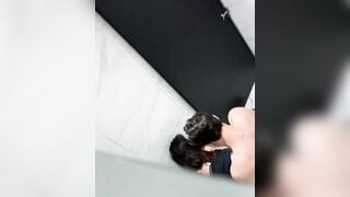 Sang nhà chơi quay lén phát hiện th bạn thân đg đụ nhỏ em họ nó trong nhà vệ sinh