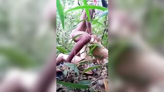 Đi du lịch nứng quá địt luôn trong rừng lén quay lại làm kỉ niệm