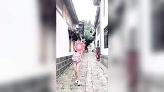 Ra đường khoe lồn cho người lạ nhìn, chỉ có bên TQ