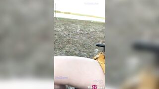 Đưa em ra bờ sông làm tình đang sướng mà anh cứ tập trung quay phim