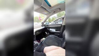 E người yêu nứng lồn cưỡi ngựa b trai public trên oto bất kể người khác có đg nhìn vô