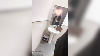 Lén lút doggy bé e họ ngay tại cửa phòng tắm để e chặn tay cửa cho bố mẹ k vào đc