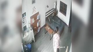 Bà dì nứng lồn cởi quần cho cháu bú đít