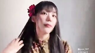Em gái sinh viên hàng ngon khoe cái lồn non không lông dâm đãng cho các đại gia xem