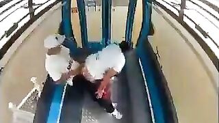 Địt nhau trên cáp treo cưỡi cặc kích thích bị cam quay lại bắn tinh đầy lồn