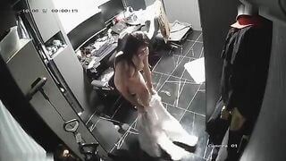 Quay lén trong phòng ngủ của em gái xinh thay quần áo vú to lồn ngon mông bự