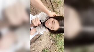 Đi du lịch cùng cô bạn thân rồi gạ đụ nó trong rừng