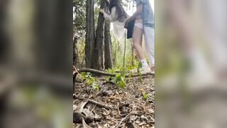 Đi du lịch cùng cô bạn thân rồi gạ đụ nó trong rừng