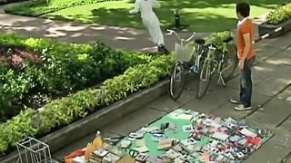 Cô gái ngất xỉu khi bị bắt chuột thả vào vú