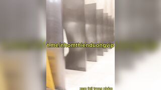 Thủ dâm trước cửa nhà vệ sinh công cộng nam