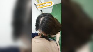 Bú cu anh người yêu bắn tùm lum trong WC công cộng
