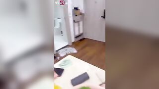Nấu ăn cũng không yên thằng con rể cứ sờ mó còn đút cu vào địt