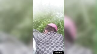 Đg đi xe mà nứng cặc quá nên dừng xe giữa đường đút cu địt vào lồn e ngy public