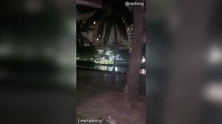 E họ sục cặc bú cu giúp a trai ở công viên lúc đêm khuya vắng lặng