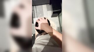 đang đi ăn với bạn bé người yêu gạ vào WC làm nháy