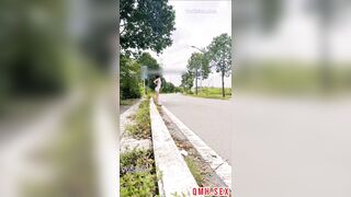 Public cực bạo giữa đường đông cố ý đợi mấy anh chạy qua mới vạch vú khoe lồn
