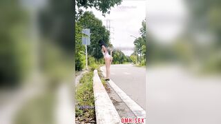Public cực bạo giữa đường đông cố ý đợi mấy anh chạy qua mới vạch vú khoe lồn
