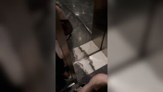 bé mẫu ảnh ngoan ngoãn nghe lời trả công cho anh