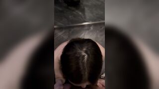 bé mẫu ảnh ngoan ngoãn nghe lời trả công cho anh