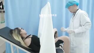 Bác sĩ khốn nạn địt con người yêu cũ đi khám phụ khoa vú to lồn dâm