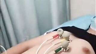 Em gái đi khám bệnh bị bác sĩ quay lén vú to hàng ngon