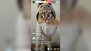 Nhân lúc bố mẹ ra ngoài live khoe vú
