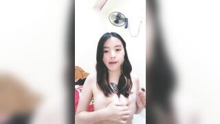 Em gái livestream khoe hàng thủ dâm