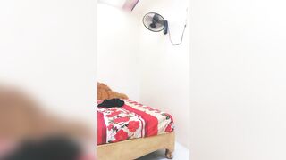 Em gái livestream khoe hàng thủ dâm