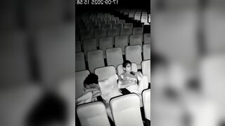 Dẫn 2 con bạn thân đi xem phim vùa sờ lồn bóp vú 2 đứa sướng hết người