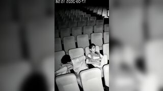 Dẫn 2 con bạn thân đi xem phim vùa sờ lồn bóp vú 2 đứa sướng hết người